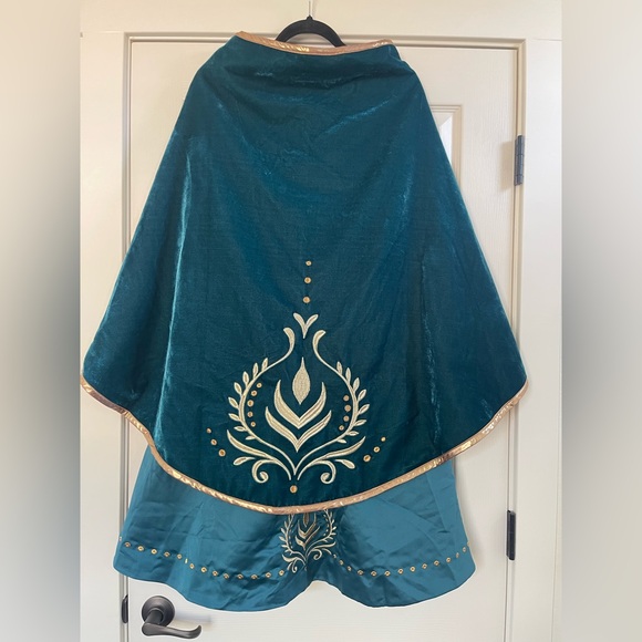 Girl’s Disney Store Frozen 2 Deluxe Queen Anna Gown With Velvet Cape Size 7/8 - Picture 6 of 11
